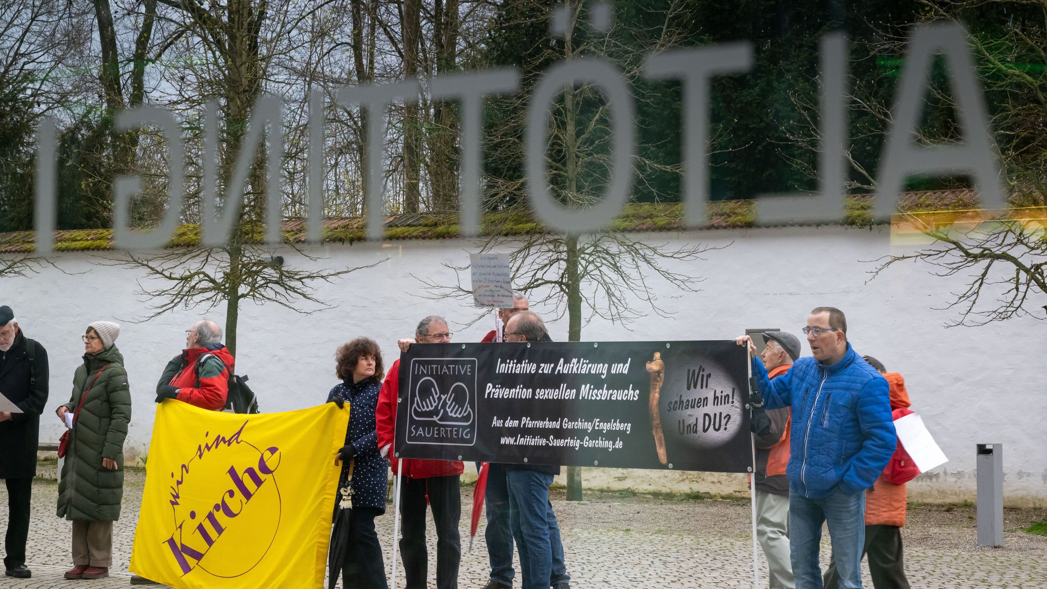 Anti-Missbrauchs-Initiative demonstriert bei Gänswein-Lesung