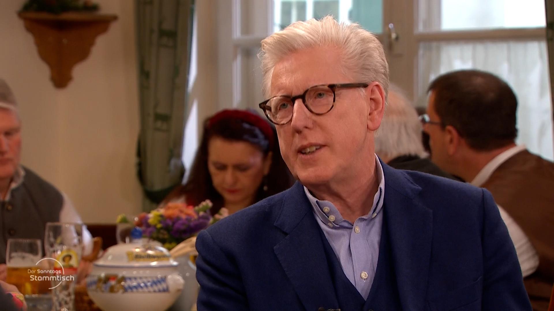 Journalist Koll beim BR-Sonntags-Stammtisch. Er sieht in Mütterrente den falschen Ansatz.