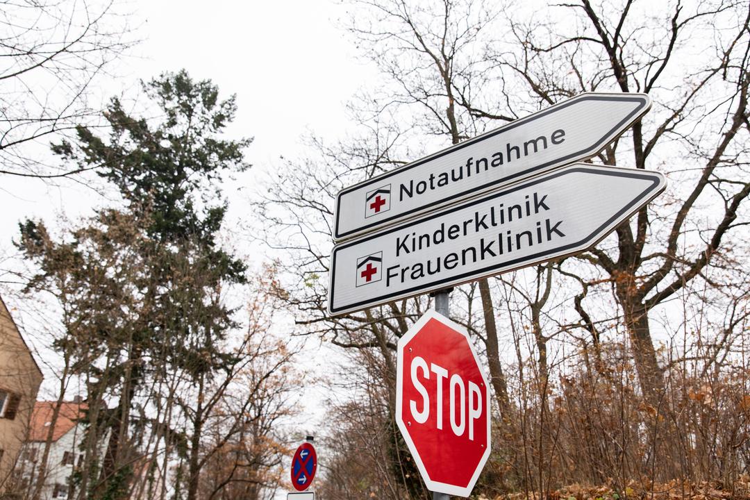 Hinweisschilder vor einem Krankenhaus in Fürth