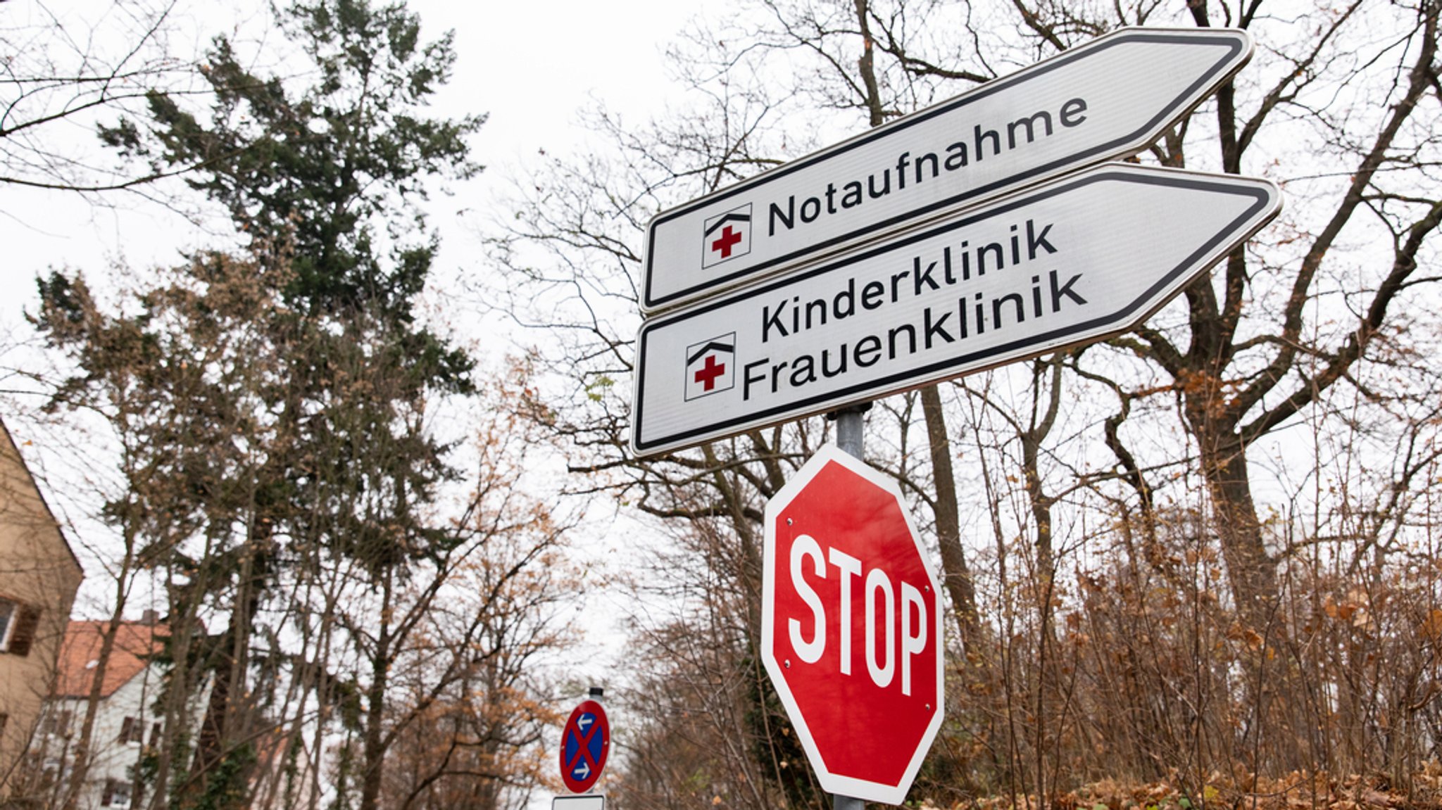 Hinweisschilder vor einem Krankenhaus in Fürth
