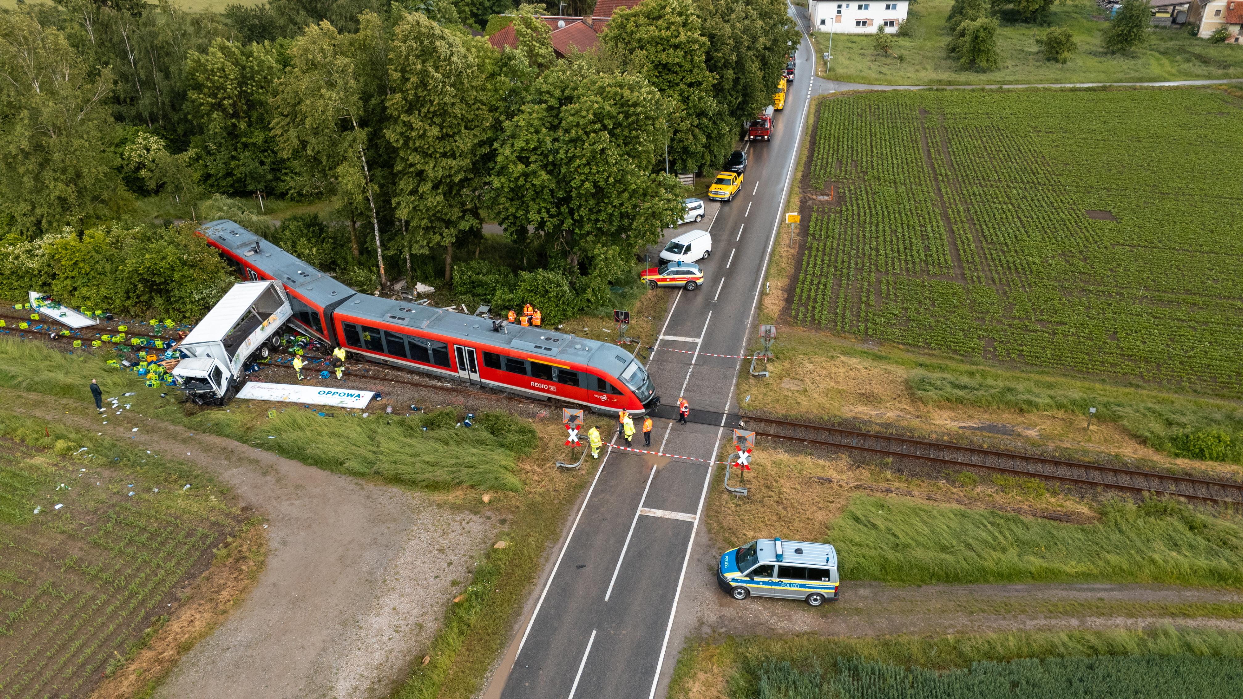 Das Zugunglück vom 28. Mai: Ein Zug kollidierte mit einem Getränkelaster - am unbeschrankten Bahnübergang bei Pocking.