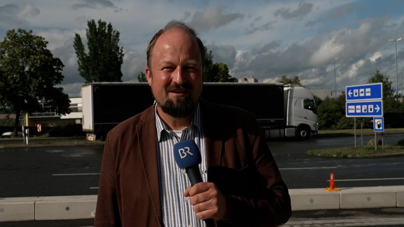 BR-Reporter Lorenz Storch an einem Autobahnrastplatz
