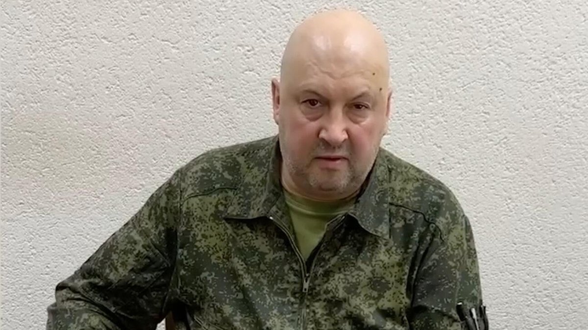 Der russische General in Jacke mit Tarnfarben