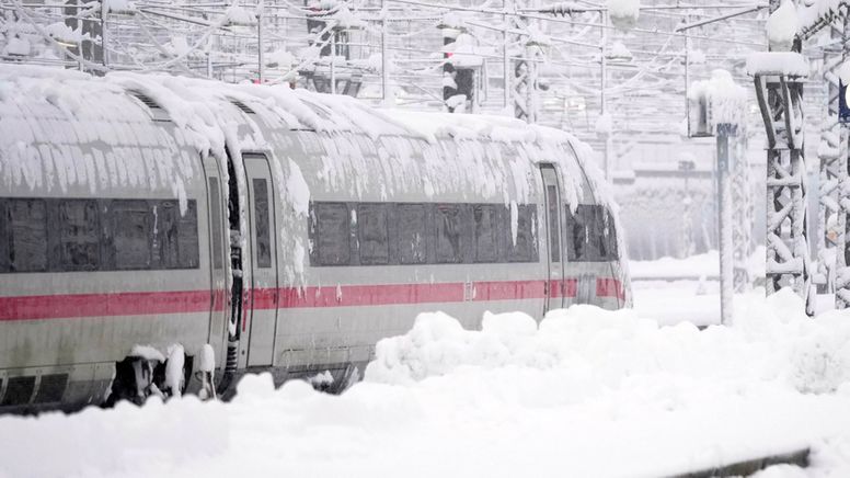 Ein ICE steht nach starkem Schneefall am Hauptbahnhof München (2.12.23) | Bild:dpa-Bildfunk/Matthias Schrader