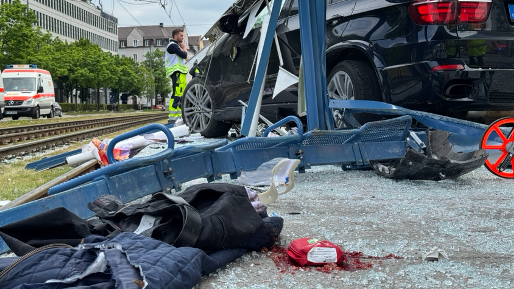 Nachdem ein Auto in ein Wartehäuschen gefahren war, schwebt ein Unfallopfer in Lebensgefahr. | Bild: BR/ Ramona Dinauer Nachdem ein Auto in ein Wartehäuschen gefahren war, schwebt ein Unfallopfer in Lebensgefahr.