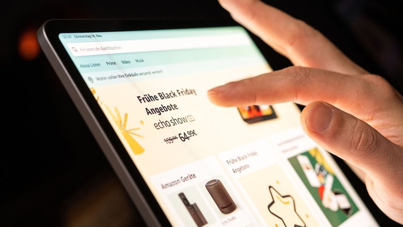 Eine Hand wischt über ein Tablet, auf dem eine Website Black-Friday-Angebote verspricht. | Bild: picture alliance/dpa | Mohssen Assanimoghaddam Eine Hand wischt über ein Tablet, auf dem eine Website Black-Friday-Angebote verspricht.