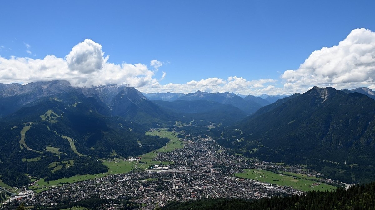 Oberbayerische Alpen: Blick auf Wetterstein (links) und Ammergebirge.