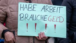 Streik bei der Firma Schabmüller in Berching: "Habe Arbeit, brauche Geld" ist auf einem Schild zu lesen. | Bild:pa/dpa/Armin Weigel