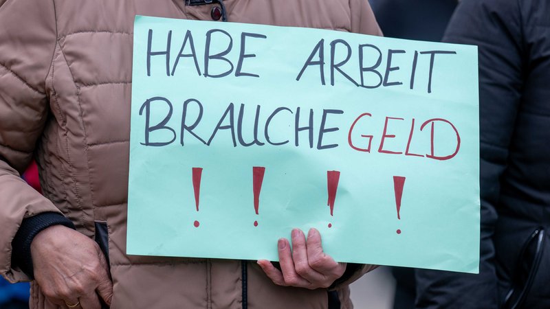 Streik bei der Firma Schabmüller in Berching: "Habe Arbeit, brauche Geld" ist auf einem Schild zu lesen.
