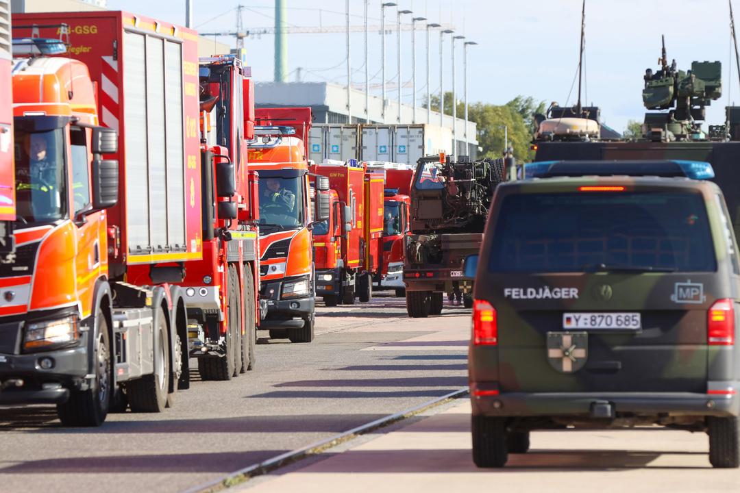 Feldjäger der Bundeswehr und Einsatzkräfte der Feuerwehr bei einer Übung.
