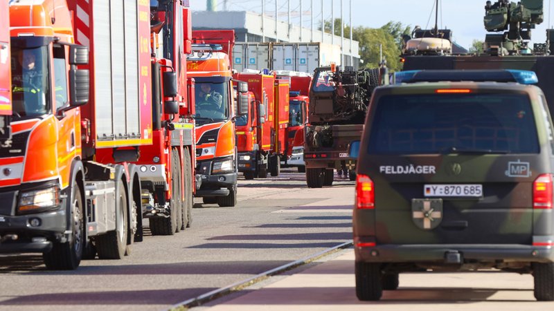 Feldjäger der Bundeswehr und Einsatzkräfte der Feuerwehr bei einer Übung. | Bild: dpa-Bildfunk/Bodo Marks Feldjäger der Bundeswehr und Einsatzkräfte der Feuerwehr bei einer Übung.