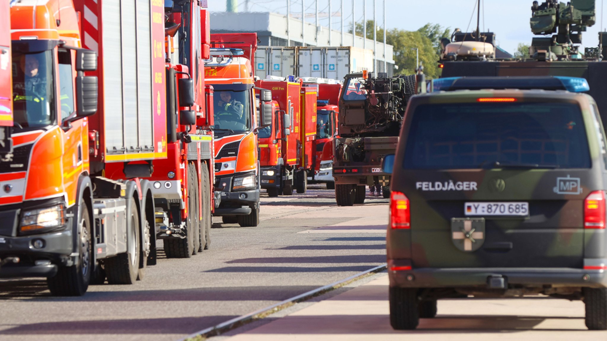 Feldjäger der Bundeswehr und Einsatzkräfte der Feuerwehr bei einer Übung.