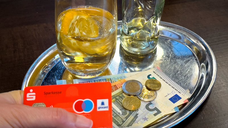 Pflicht zur Kartenzahlung? Bayerns Gastwirte befürchten Kosten | Bild: picture alliance / M.i.S. | Bernd Feil Pflicht zur Kartenzahlung? Bayerns Gastwirte befürchten Kosten