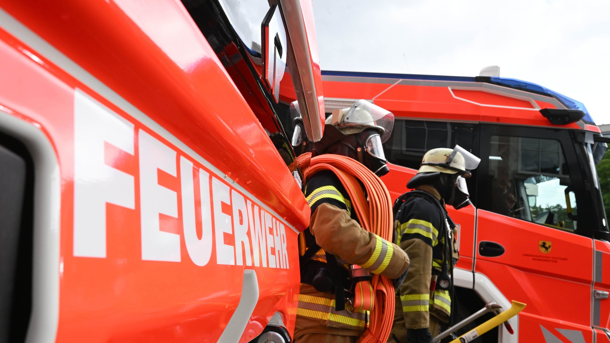 Feuerwehrleute mit Ausrüstung (Symbolbild) | Bild: pa/dpa/Bernd Weißbrod Feuerwehrleute mit Ausrüstung (Symbolbild)