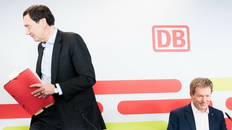 27.03.2025, Berlin: Levin Holle (l), Vorstand Finanzen und Logistik der Deutschen Bahn AG, verlässt das Podium neben Richard Lutz, Vorsitzender des Vorstandes der Deutschen Bahn AG, am Ende der Pressekonferenz. Die Deutschen Bahn stellt die Bilanz für 2024 vor. Foto: Carsten Koall/dpa +++ dpa-Bildfunk +++ | Bild: dpa-Bildfunk/Carsten Koall 27.03.2025, Berlin: Levin Holle (l), Vorstand Finanzen und Logistik der Deutschen Bahn AG, verlässt das Podium neben Richard Lutz, Vorsitzender des Vorstandes der Deutschen Bahn AG, am Ende der Pressekonferenz. Die Deutschen Bahn stellt die Bilanz für 2024 vor. Foto: Carsten Koall/dpa +++ dpa-Bildfunk +++