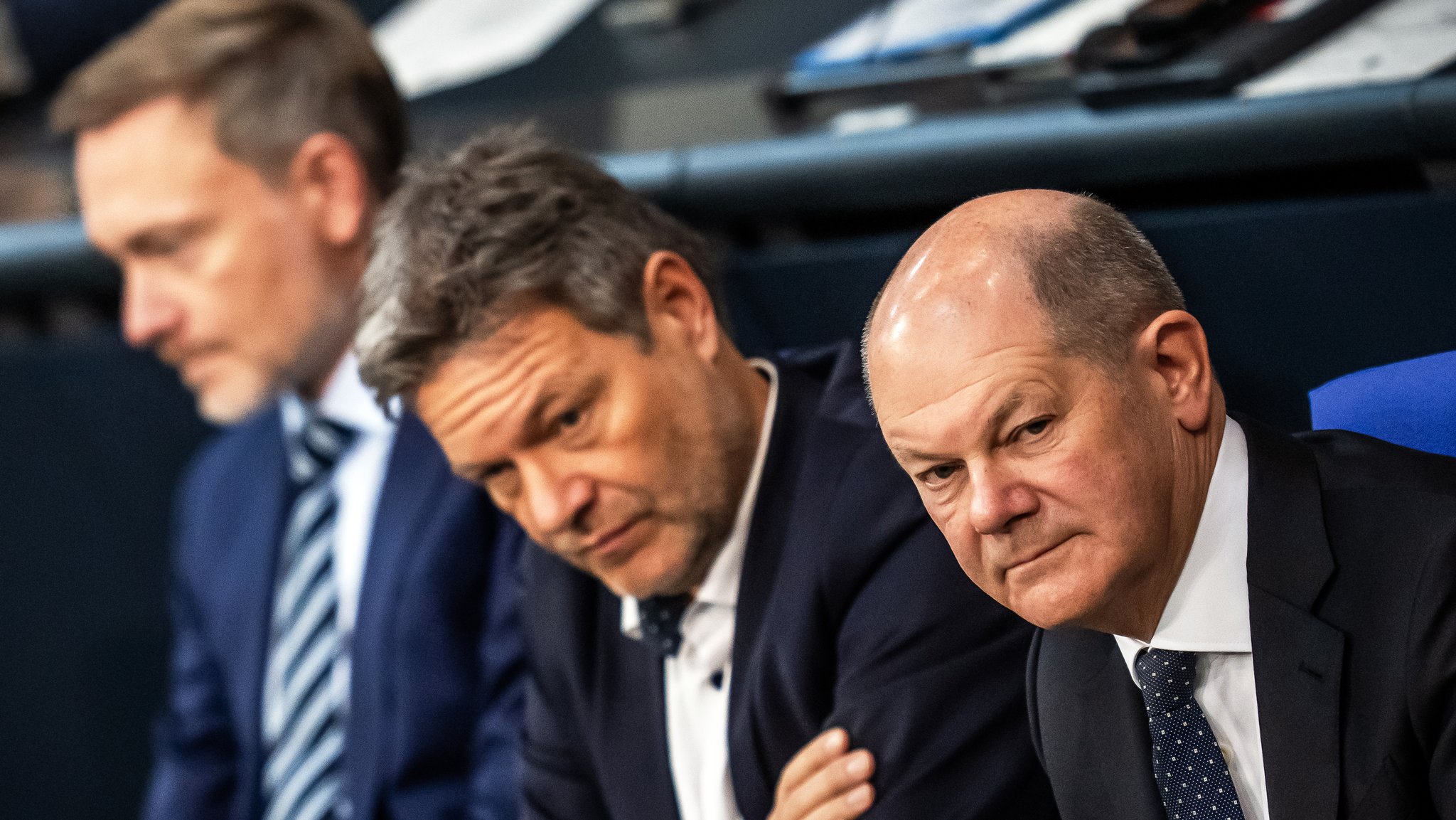 Christian Lindner, Robert Habeck und Olaf Scholz sitzen im November 2023  gemeinsam auf der Regierungsbank. 