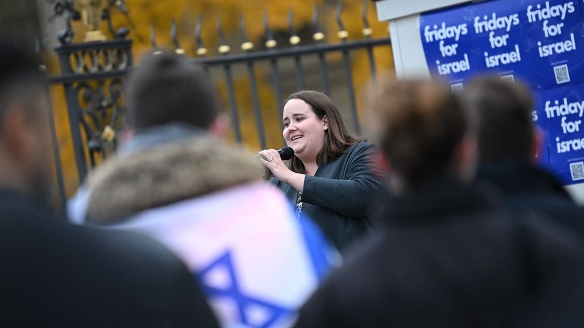 Ricarda Lang, Bundesvorsitzende von Bündnis 90/Die Grünen spricht bei der Kundgebung "Fridays for Israel" am 17. November 