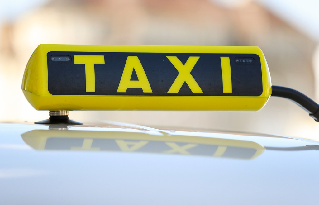 Schild auf einem Taxi (Symbolbild)