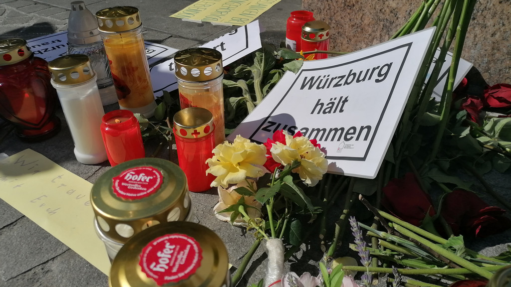 Blumen und Kerzen am Barbarossaplatz in Würzburg