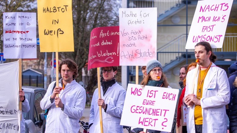 Ärzte der Universitätsmedizin Rostock fordern bei einem Warnstreik 12,5 Prozent mehr Lohn sowie Verbesserungen der Arbeitsbedingungen.