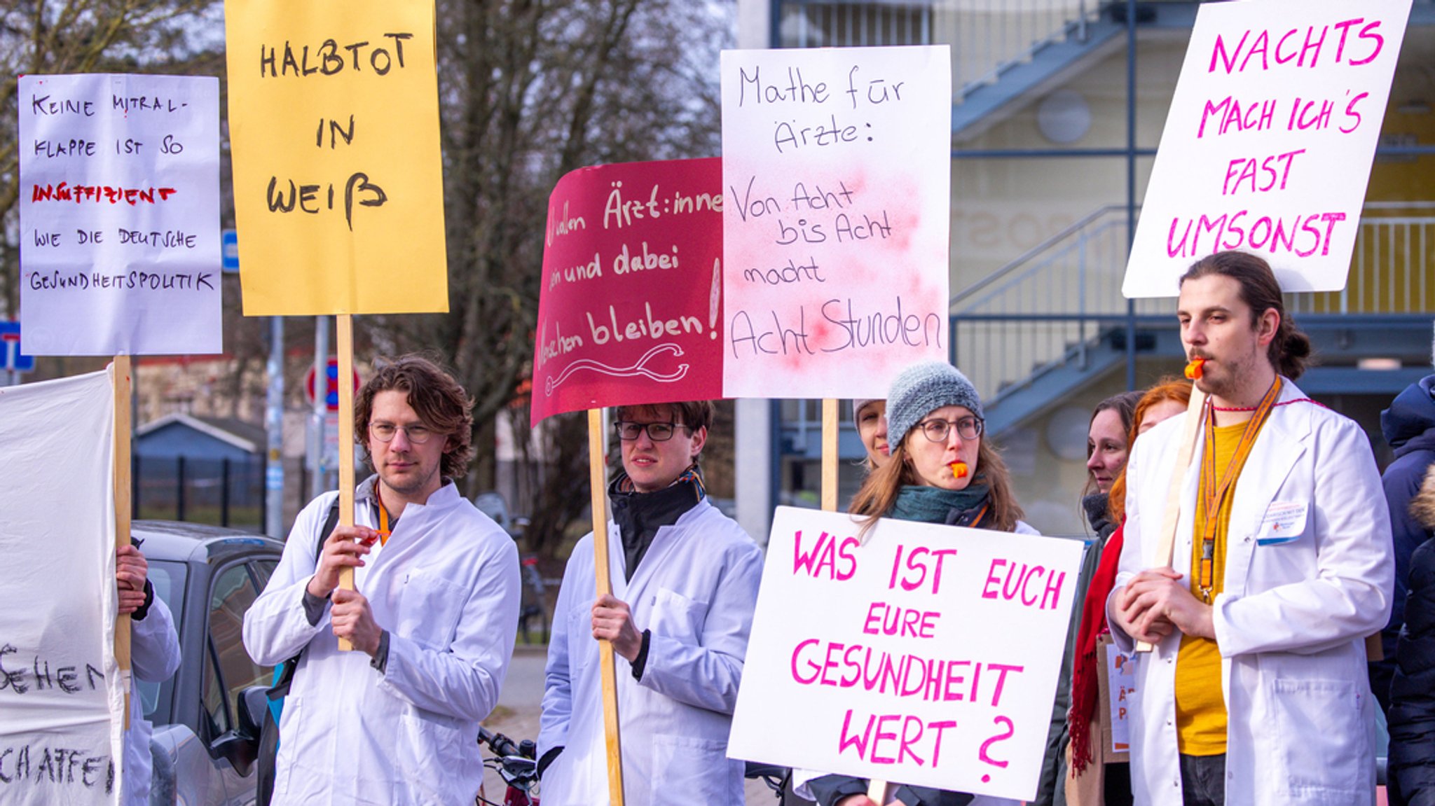 Ärzte der Universitätsmedizin Rostock fordern bei einem Warnstreik 12,5 Prozent mehr Lohn sowie Verbesserungen der Arbeitsbedingungen.