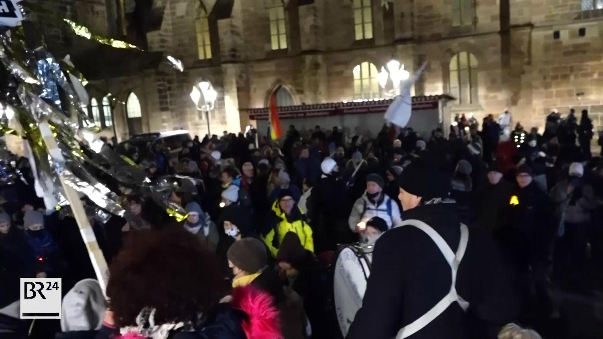 Menschenmenge auf dem Hauptmarkt in Nürnberg, ohne Abstand und viele ohne Maske