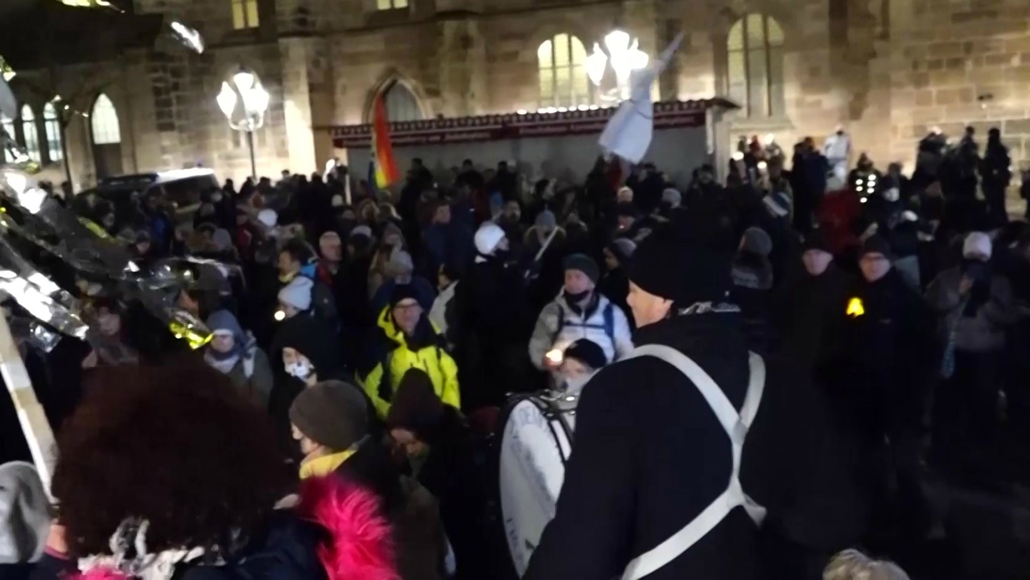 Menschenmenge auf dem Hauptmarkt in Nürnberg, ohne Abstand und viele ohne Maske