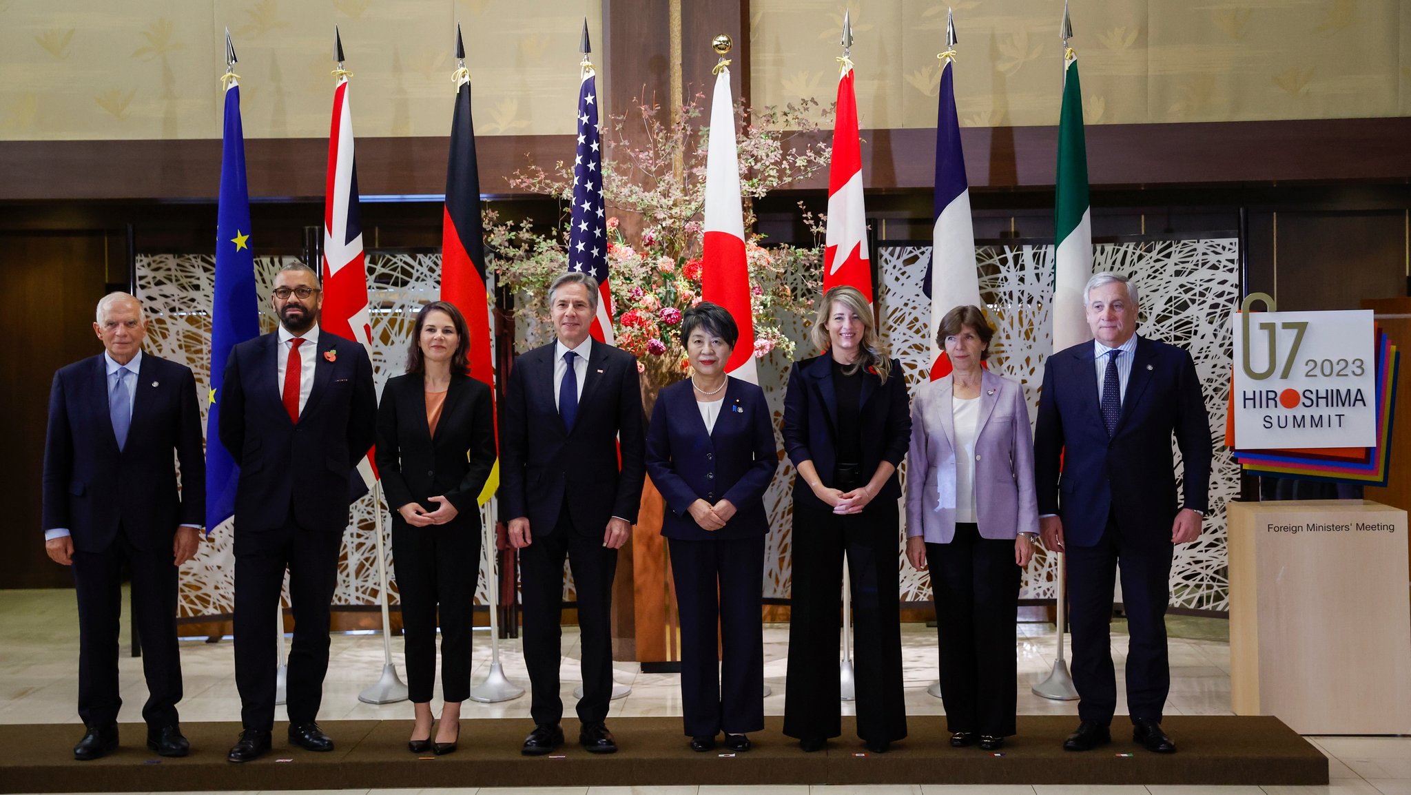 v.l.: Josep Borrell (EU), James Cleverly (GB), Annalena Baerbock (Deuschland), Antony Blinken (USA), Yoko Kamikawa (Japan), Melanie Joly (Kanada), Catherine Colonna (Frankreich) und Antonio Tajani (Italien). 