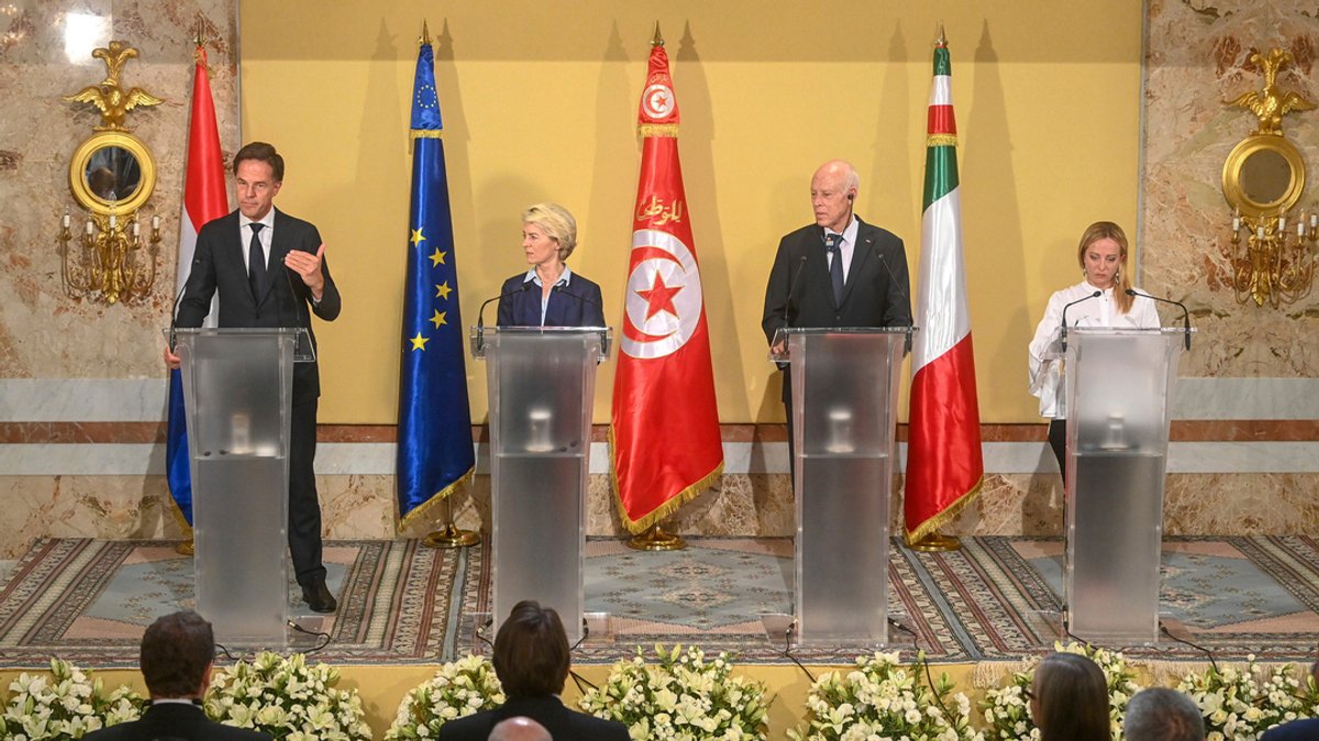 Mark Rutte (l-r), niederländischer Ministerpräsident, Ursula von der Leyen, EU-Kommission, Kais Saied, tunesischer Präsident, und Giorgia Meloni, italienische Ministerpräsidentin