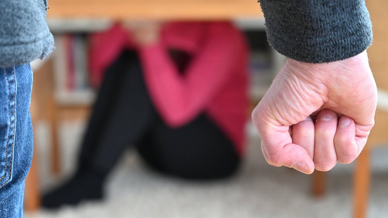 Symbolbild Gewalt in der Familie. Archiv (02.04.2020) | Bild: picture alliance / Frank May | Frank May Symbolbild Gewalt in der Familie. Archiv (02.04.2020)