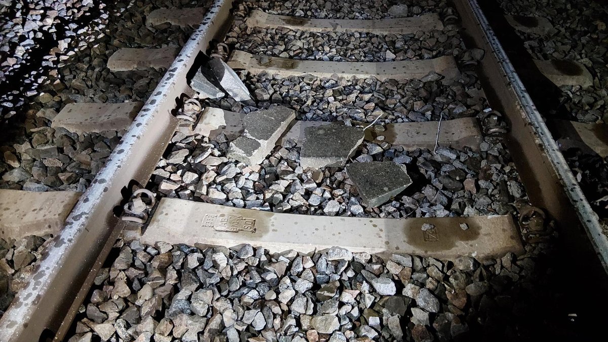 Schockmoment: Münchner S-Bahn rast über Betonplatten auf Gleisen
