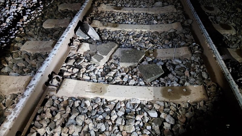 Was von den 20-Kilo-Betonplatten übrig blieb: Die Bruchsteine entstanden, als eine Münchner S-Bahn mit 50 km/h über sie hinwegraste. | Bild: Bundespolizei München Was von den 20-Kilo-Betonplatten übrig blieb: Die Bruchsteine entstanden, als eine Münchner S-Bahn mit 50 km/h über sie hinwegraste.