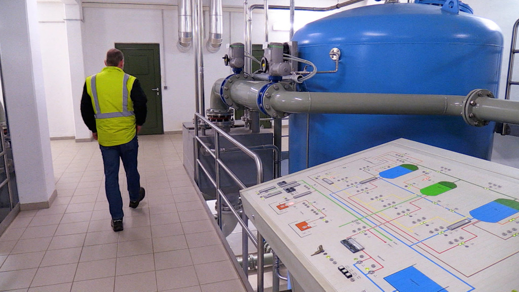 Blick auf technische Anlagen bei der Wassergewinnung. | Bild: BR Blick auf technische Anlagen bei der Wassergewinnung.