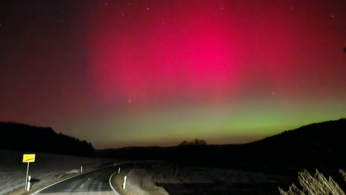 Helga Dehling hat dieses Foto von Polarlichterlichtern über Birgland östlich von Nürnberg dem BR zur Verfügung gestellt. | Bild: Helga Dehling Helga Dehling hat dieses Foto von Polarlichterlichtern über Birgland östlich von Nürnberg dem BR zur Verfügung gestellt.