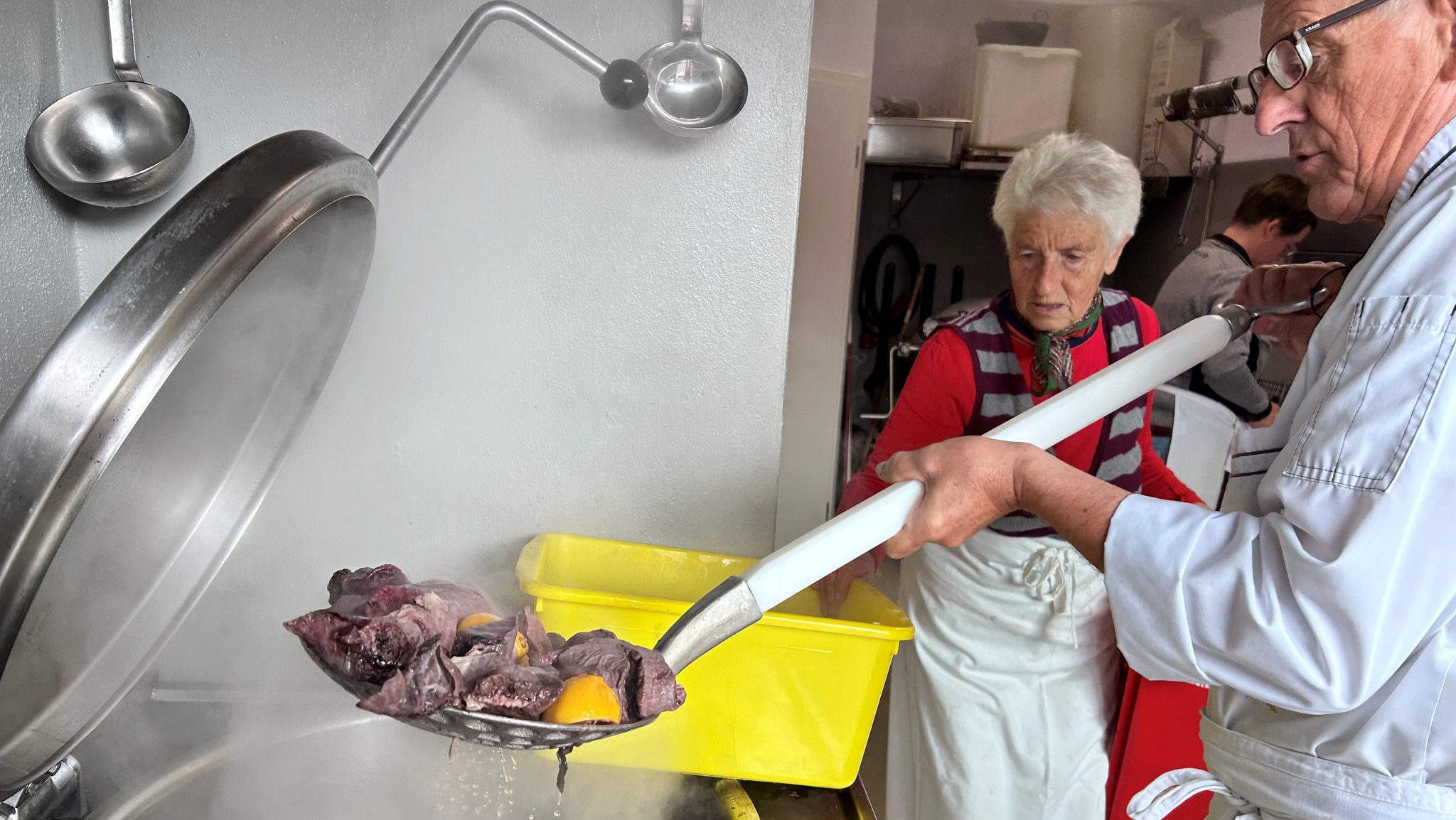 Anton Muttenhammer und seine Helferin beim Lüngerl kochen.