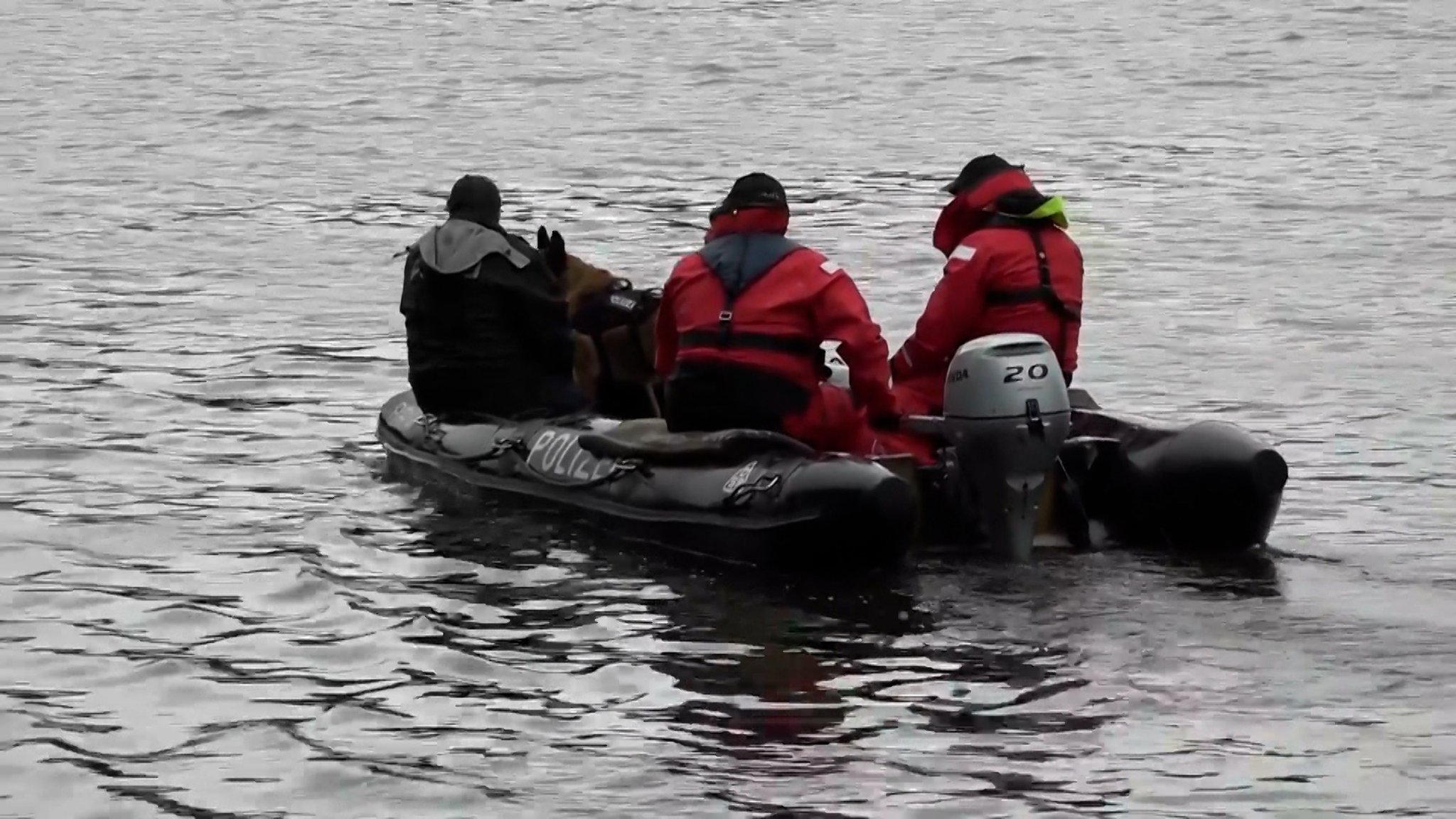 Ein Boot mit Einsatzkräften auf der Donau.