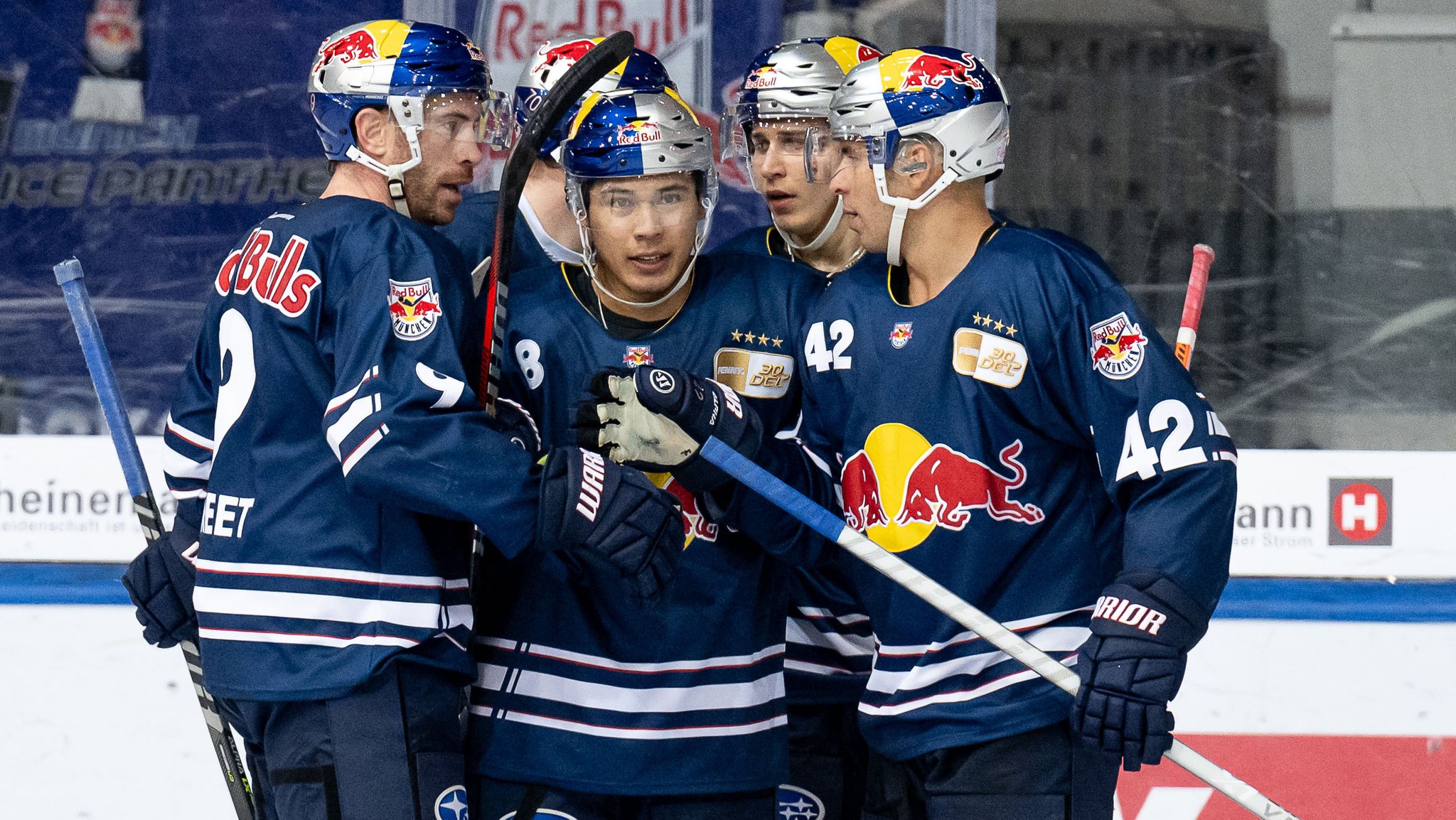 Die Muenchner bejubeln mit Austin Ortega (Mitte) dessen Tor zum 5:1.