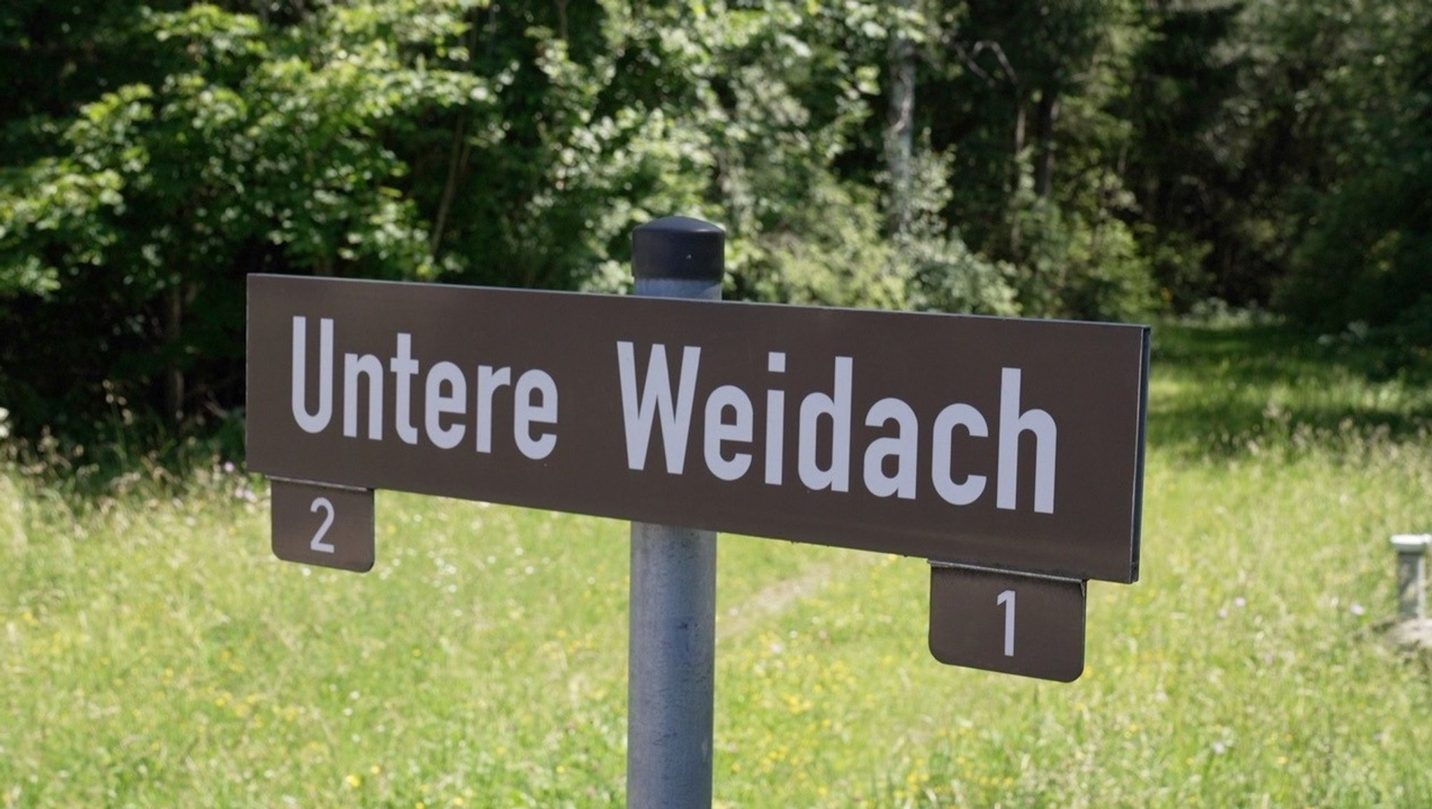 Ein Schild auf dem "Untere Weidach" steht