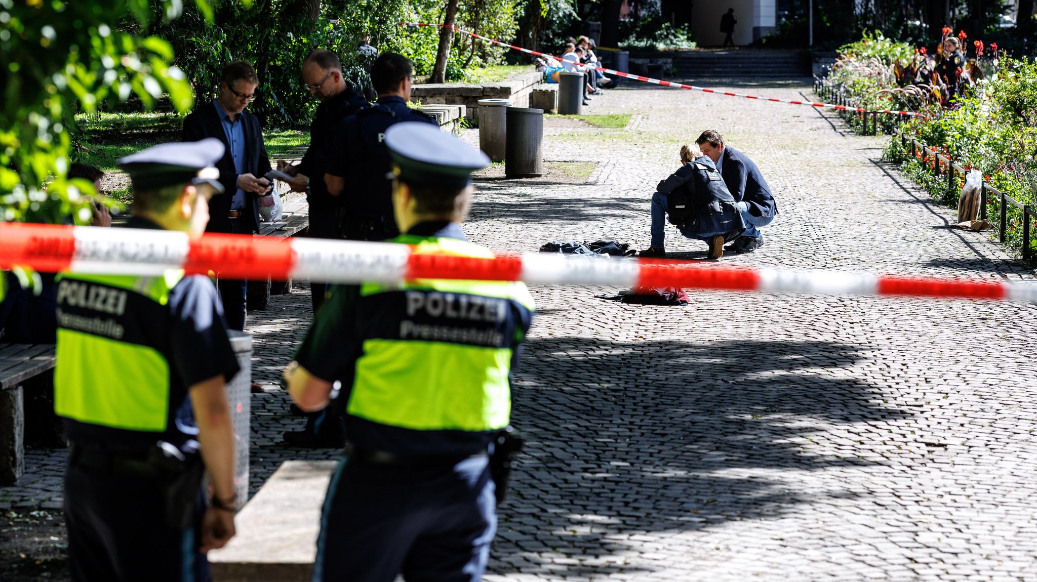 (Archivbild) Ermittler der Spurensicherung am 25.09.2024 im alten botanischen Garten (Archiv)