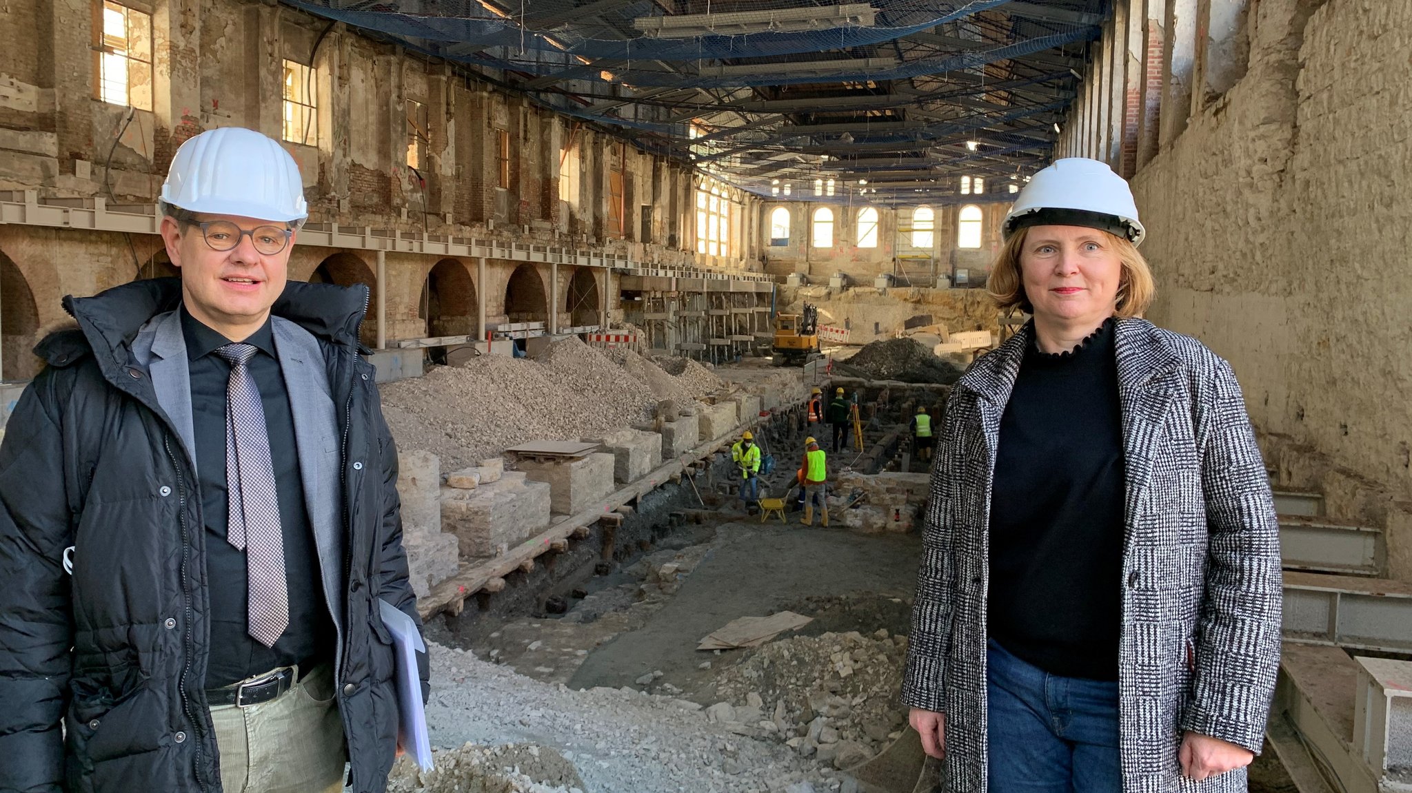 MKK-Direktorin Simone Schimpf und Baureferenten Gero Hoffmann auf der Museums-Baustelle auf dem ehemaligen Gießereigelände.