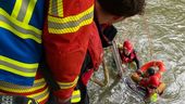 Feuerwehrleute holen eine Frau aus der Isar. | Bild:Berufsfeuerwehr München