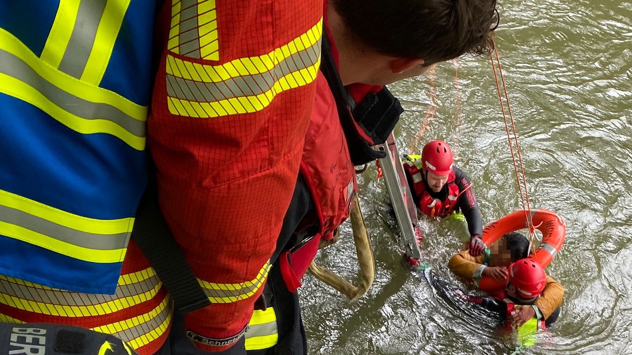 Frau in neun Grad kalter Isar: Bauarbeiter als Lebensretter