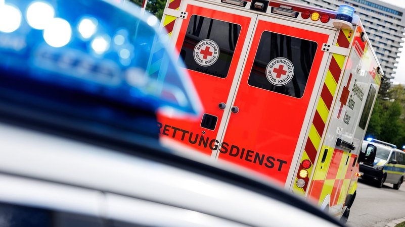 Hinter einem Polizeiauto steht ein Einsatzfahrzeug des BRK. | Bild: picture alliance / dpa | Matthias Balk Hinter einem Polizeiauto steht ein Einsatzfahrzeug des BRK.