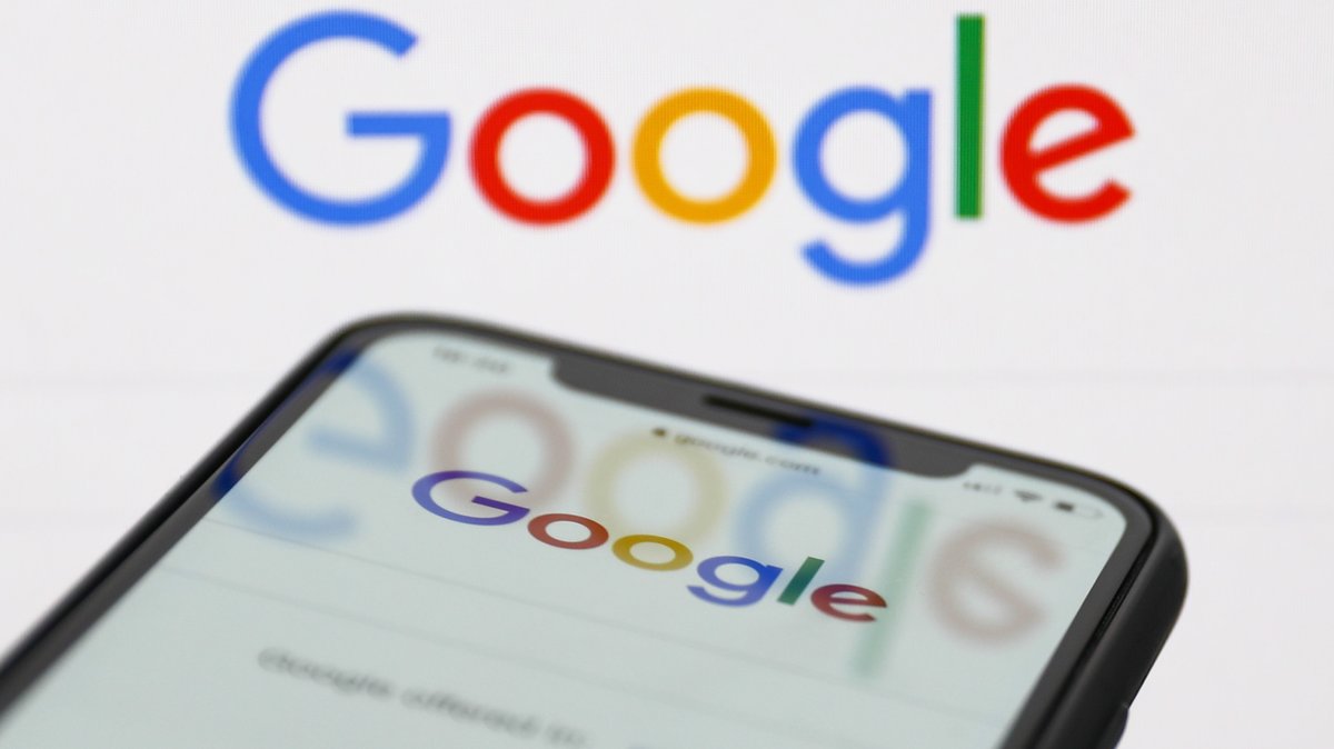 Google Website wird auf einem Handy angezeigt