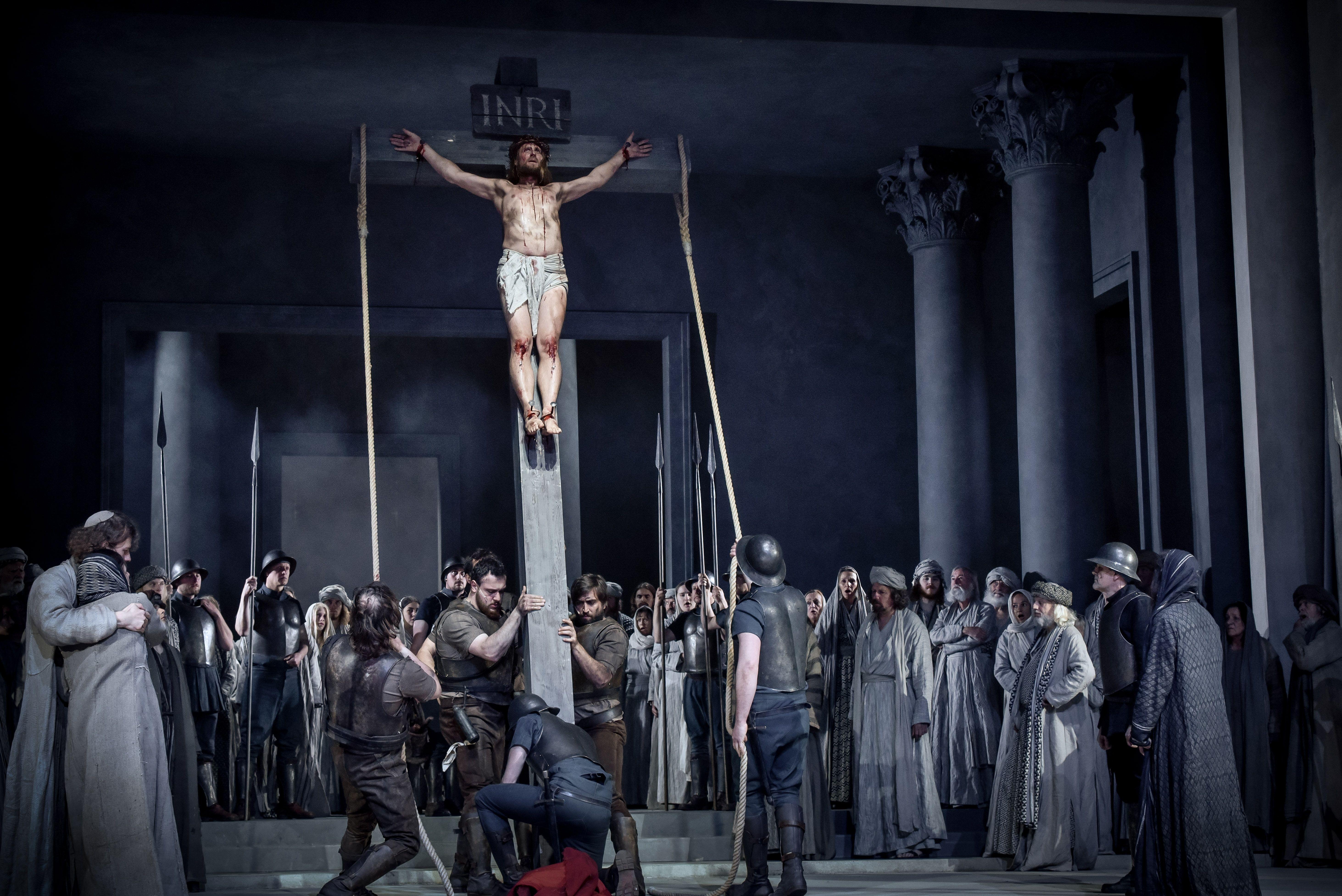 Kreuzungsszene mit Jesus-Darsteller Rochus Rückel bei den Passionsspielen Oberammergau 2022. | Bild:Arno Declair, Passionsspiele Oberammergau 2022