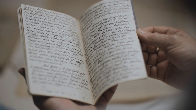 Person liest in Tagebuch