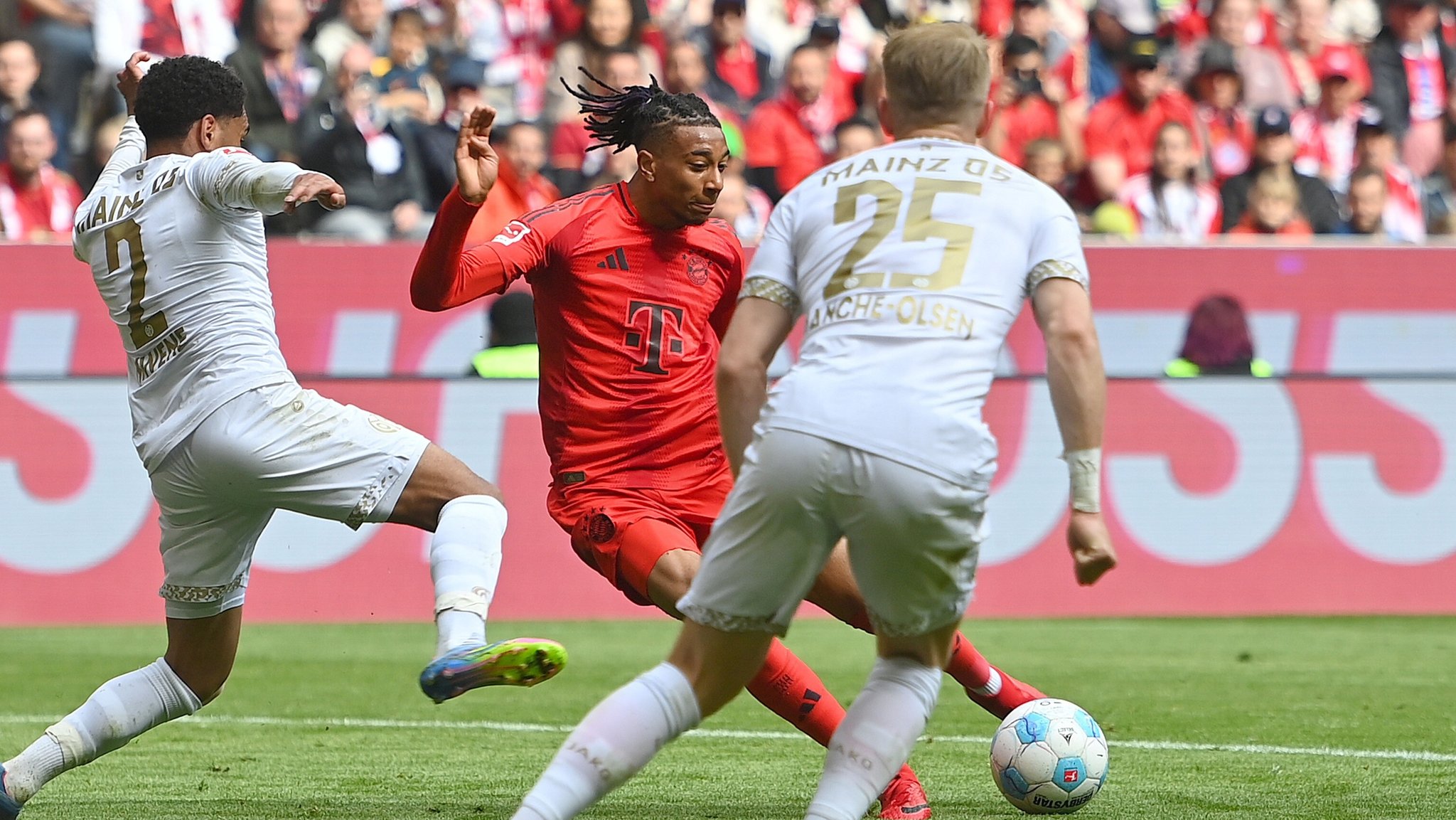 Michael Olise trifft gegen den 1. FSV Mainz 05 zum 2:0. | Bild: picture-alliance/dpa Michael Olise trifft gegen den 1. FSV Mainz 05 zum 2:0.