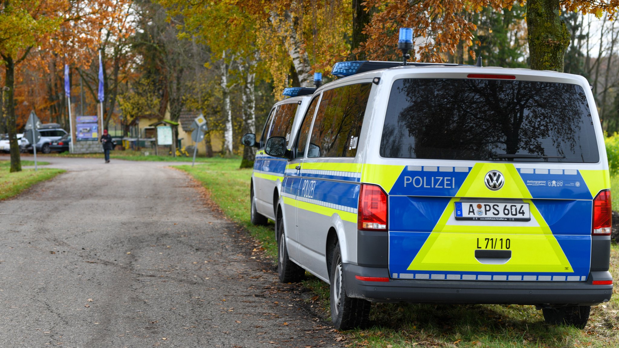 Polizeiautos, die vor einem Hotel in Wemding stehen. Dort findet ein "Reichsbürger"-Treffen statt. 