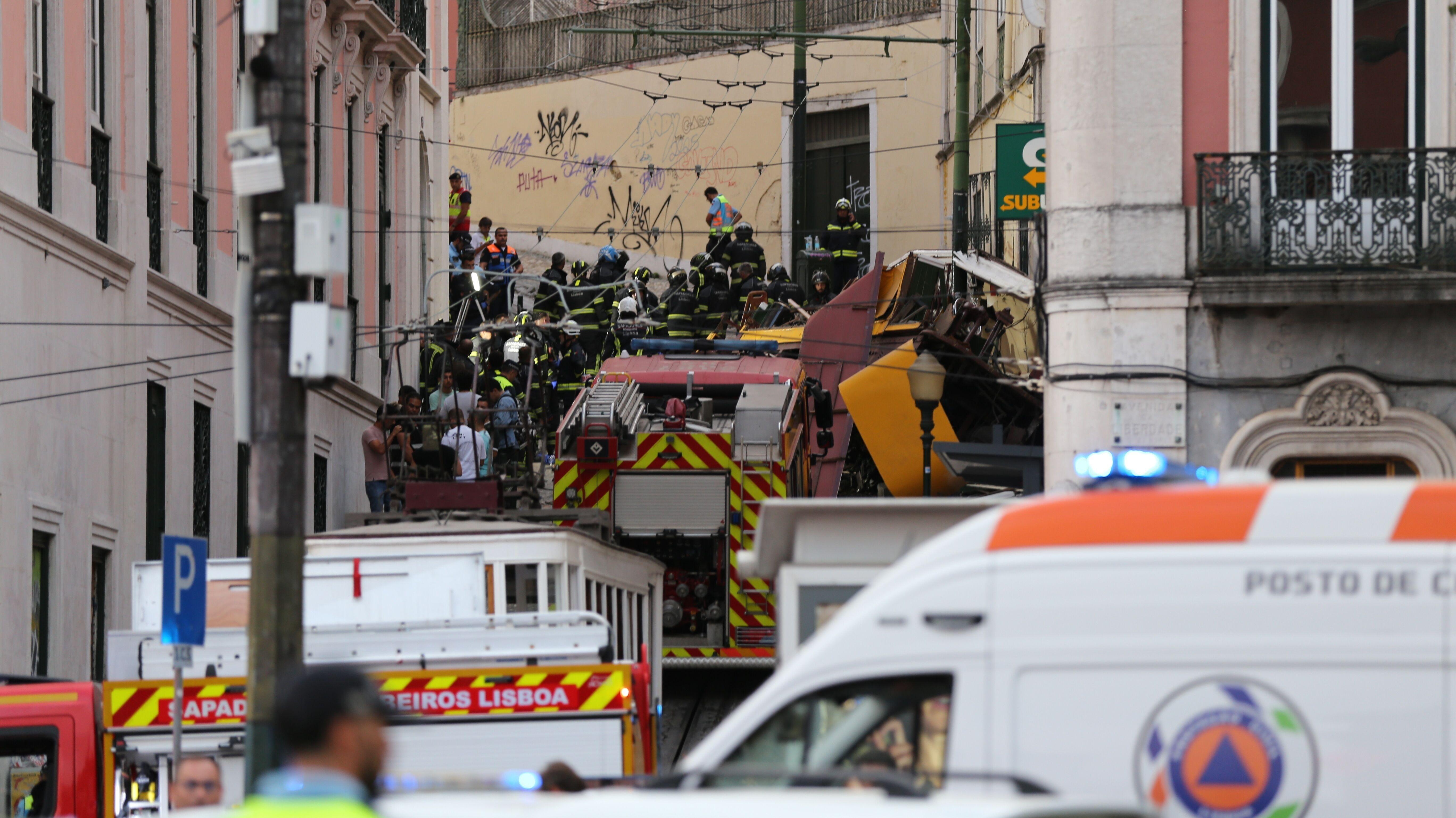 In Lissabon ist am Mittwoch die bekannte Standseilbahn "Elevador da Glória” entgleist und umgekippt. Es gab zahlreiche Tote und Verletzte.