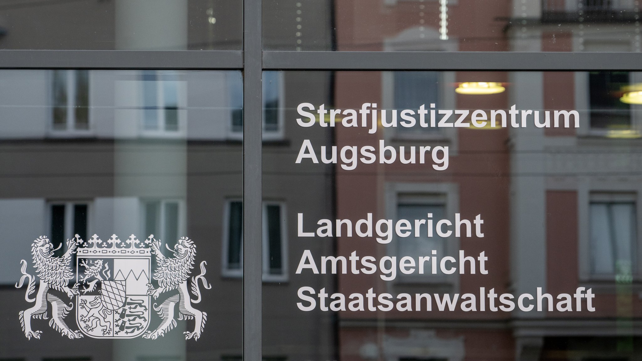 Blick auf den Eingang zum Strafjustizzentrum, in dem sich unter anderem das Amtsgericht befindet. | Bild: pa/dpa | Stefan Puchner Blick auf den Eingang zum Strafjustizzentrum, in dem sich unter anderem das Amtsgericht befindet.
